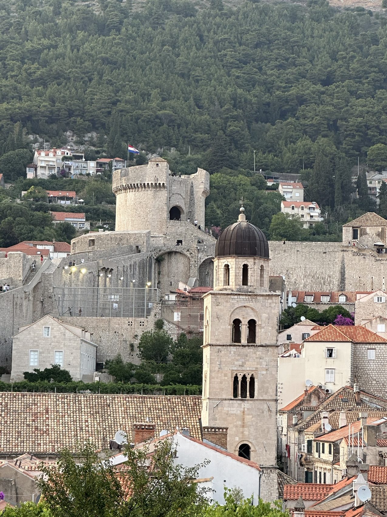 The city walls and the Min&ccedil;eta tower.